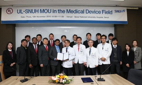 미국의 대표적 시험평가 기업인 UL(Underwriters Laboratories)이 서울대학교병원(원장 서창석)과 최근 서울대병원 본원에서 상호협력을 위한 협약(MOU)를 체결했다고 10일 밝혔다. 앞줄 왼쪽 네번째부터 황순하 UL코리아 사장, 우파얀(Sengupta Upayan) UL 헬스사이언스 사업부 사장, 방영주 서울대학교병원 의생명연구원장, 오승준 서울대학교병원 의료기기혁신센터장. UL코리아 제공